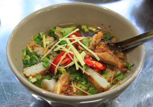 Banh canh is thick Vietnamese noodle that looks quite like Japanese udon 