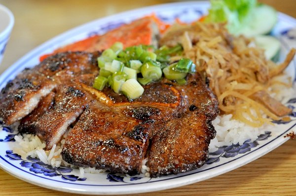 Grilled pork chop with broken rice - Hoi An Food Tour