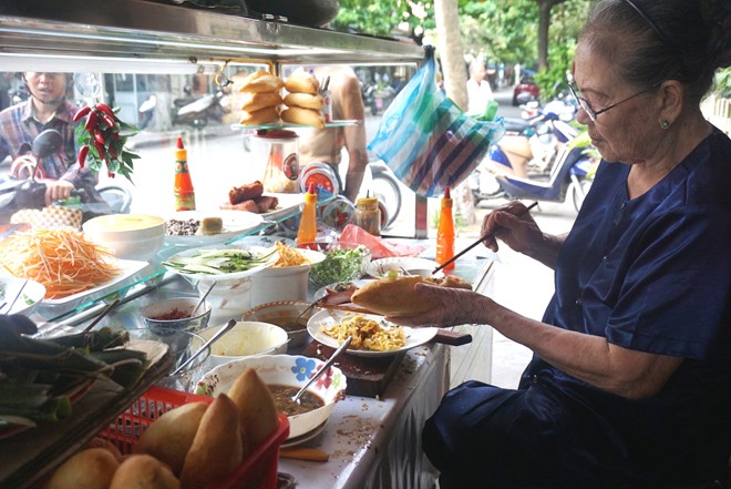Madam Khanh's preparing the banh mi for her guests